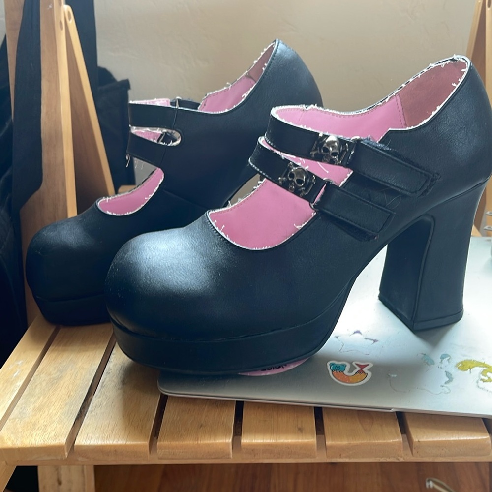 Black skull platforms